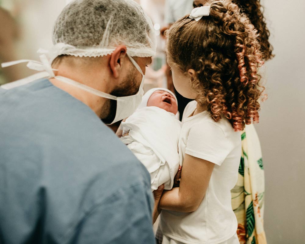 baby meeting children