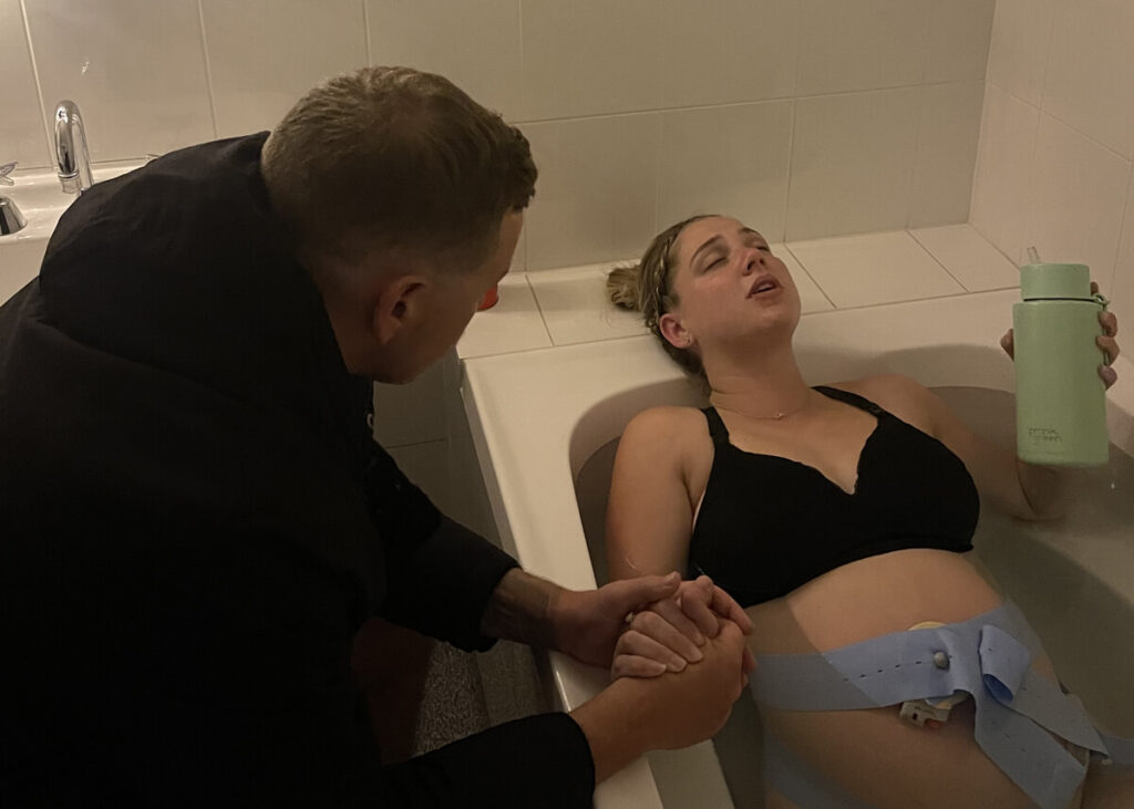 pregnant labouring in bathtub