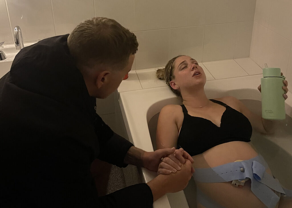 pregnant labouring in bathtub