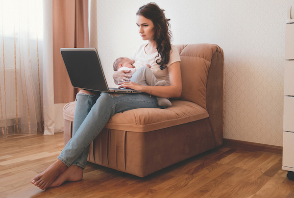 surfing the net while breastfeeding